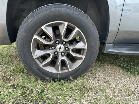 Used 2019 Chevrolet Suburban LT RWD image 13