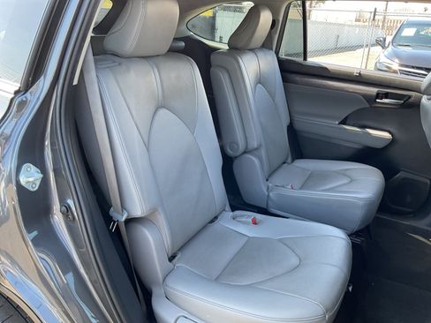 Used 2023 Toyota Highlander Limited FWD image 20