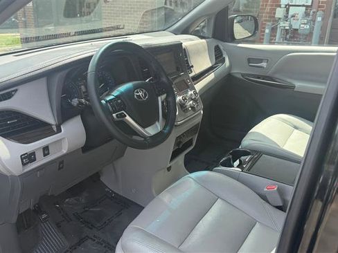 Used 2017 Toyota Sienna XLE image 33