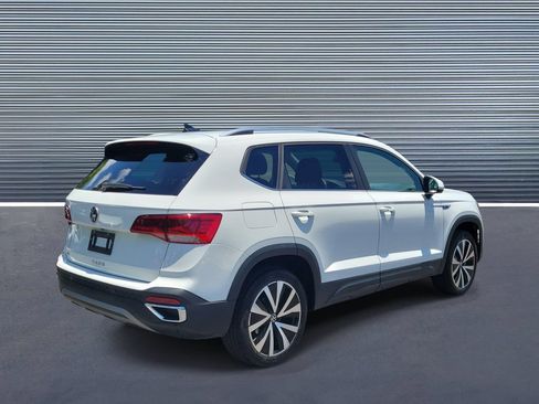 Used 2024 Volkswagen Taos SE w/ Panoramic Sunroof Package FWD image 3