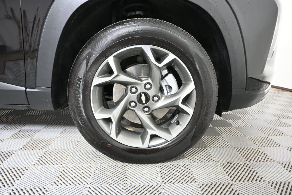 Used 2025 Chevrolet Trax LT FWD image 11