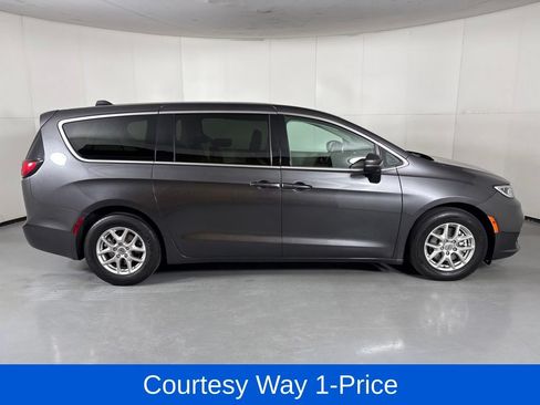Used 2023 Chrysler Pacifica Touring-L FWD image 12