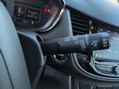 Used 2022 Chevrolet Trax LT w/ LT Convenience Package image 25