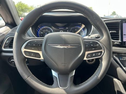 Used 2026 Chrysler Pacifica Limited FWD image 11