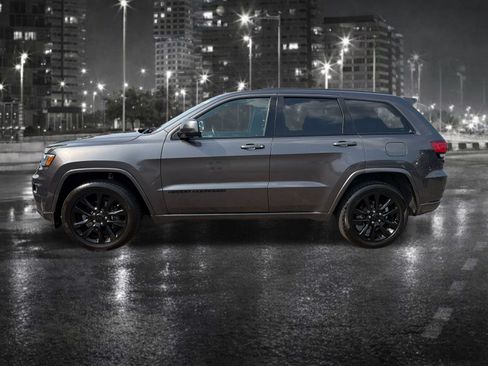 Used 2018 Jeep Grand Cherokee Altitude AWD/4WD image 3