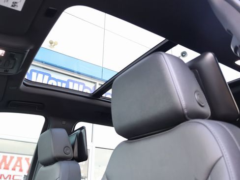 Certified 2024 Chevrolet Suburban Z71 w/ Luxury Package image 24