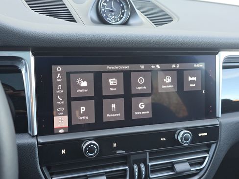 Certified 2025 Porsche Macan image 23