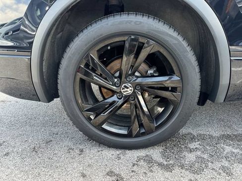 Certified 2024 Volkswagen Tiguan SE R-Line AWD/4WD image 33