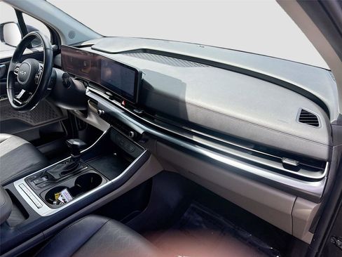 Used 2025 Kia Carnival FWD image 31