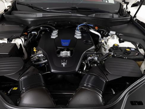 Used 2021 Maserati Levante S AWD/4WD image 43