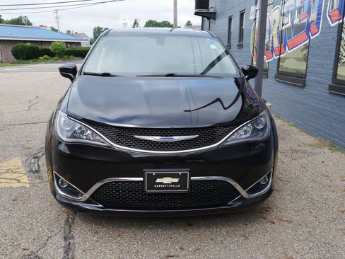 Used 2018 Chrysler Pacifica Touring Plus w/ Tire & Wheel Group FWD image 16