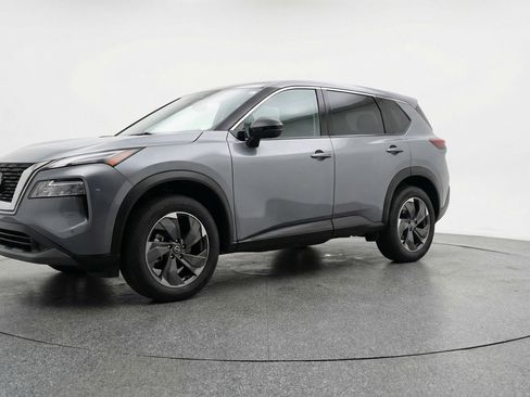 Used 2025 Nissan Rogue SV image 3