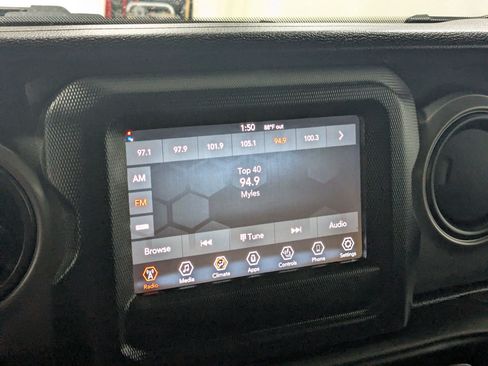 Used 2022 Jeep Gladiator Sport AWD/4WD image 15