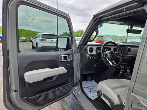 Used 2023 Jeep Wrangler Unlimited Sahara AWD/4WD image 13