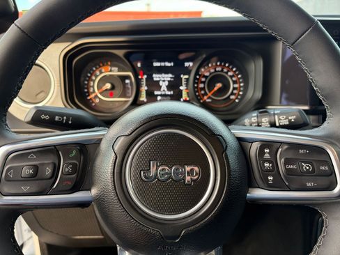 Used 2025 Jeep Wrangler Unlimited Sahara AWD/4WD image 28