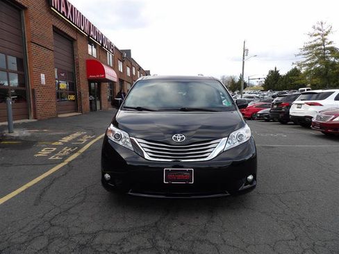 Used 2017 Toyota Sienna XLE image 3