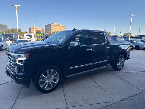 Used 2024 Chevrolet Silverado 1500 High Country w/ High Country Premium Package AWD/4WD image 3