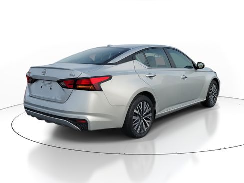 Used 2024 Nissan Altima 2.5 SV image 4
