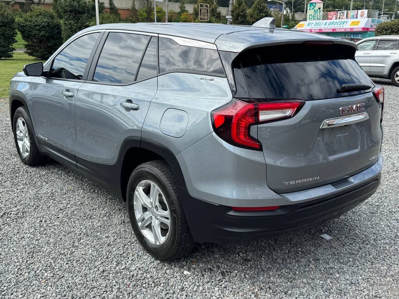 Used 2024 GMC Terrain SLE AWD/4WD image 7