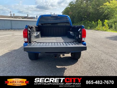Used 2017 Toyota Tacoma TRD Sport w/ Tow Package (A/T) AWD/4WD image 9