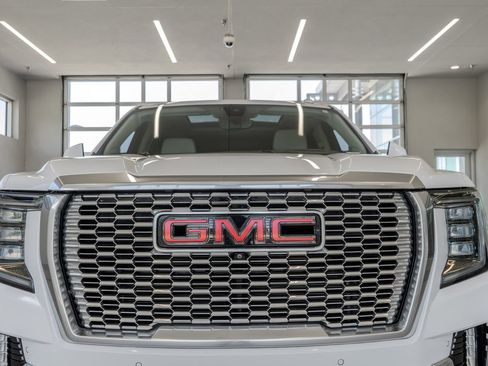 Used 2021 GMC Yukon Denali w/ Denali Premium Package AWD/4WD image 23