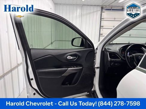 Used 2019 Jeep Cherokee Latitude w/ Comfort & Convenience Group AWD/4WD image 14