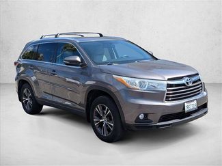 Used 2016 Toyota Highlander XLE AWD/4WD video 3