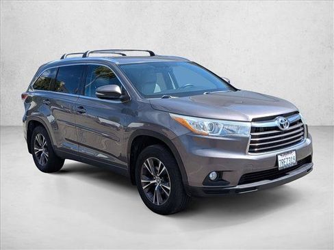 Used 2016 Toyota Highlander XLE AWD/4WD image 3