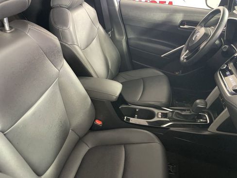 Used 2024 Toyota Corolla Cross XLE w/ Convenience Package FWD image 24