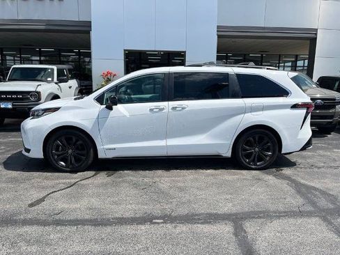 Used 2021 Toyota Sienna XSE FWD image 3
