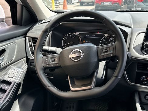 Used 2025 Nissan Rogue SV FWD image 18