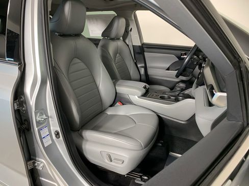 Used 2022 Toyota Highlander XLE AWD/4WD image 40