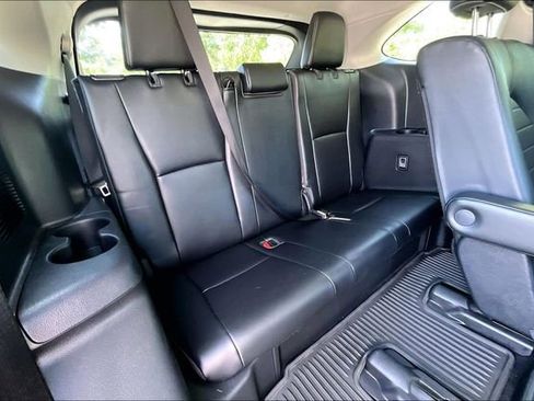 Used 2022 Toyota Highlander XLE AWD/4WD image 29