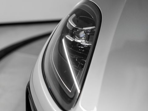 Certified 2025 Porsche Macan image 13