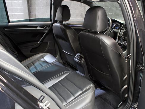 Used 2017 Volkswagen Golf R 4-Door image 31