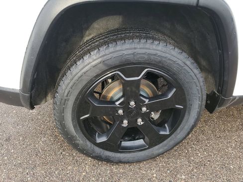 Used 2018 Jeep Grand Cherokee Laredo image 38