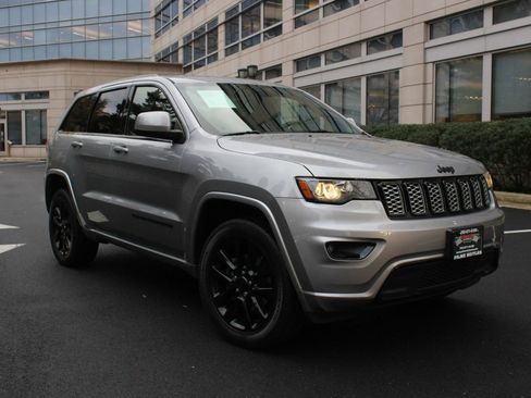 Used 2017 Jeep Grand Cherokee Altitude image 1