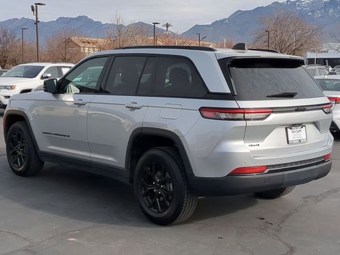 Used 2024 Jeep Grand Cherokee Altitude image 8