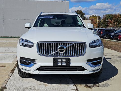 Used 2024 Volvo XC90 B5 Core w/ Climate Package image 2