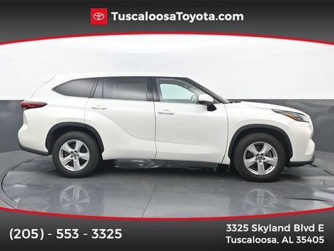 Used 2020 Toyota Highlander LE FWD image 1