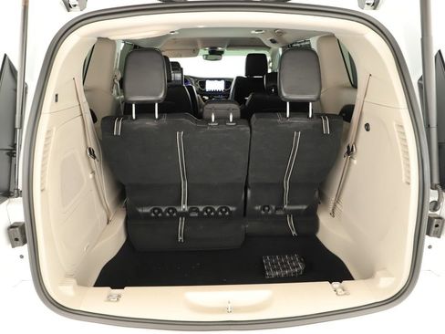 Used 2022 Chrysler Pacifica Touring-L w/ Uconnect Theater Family Group AWD/4WD image 29