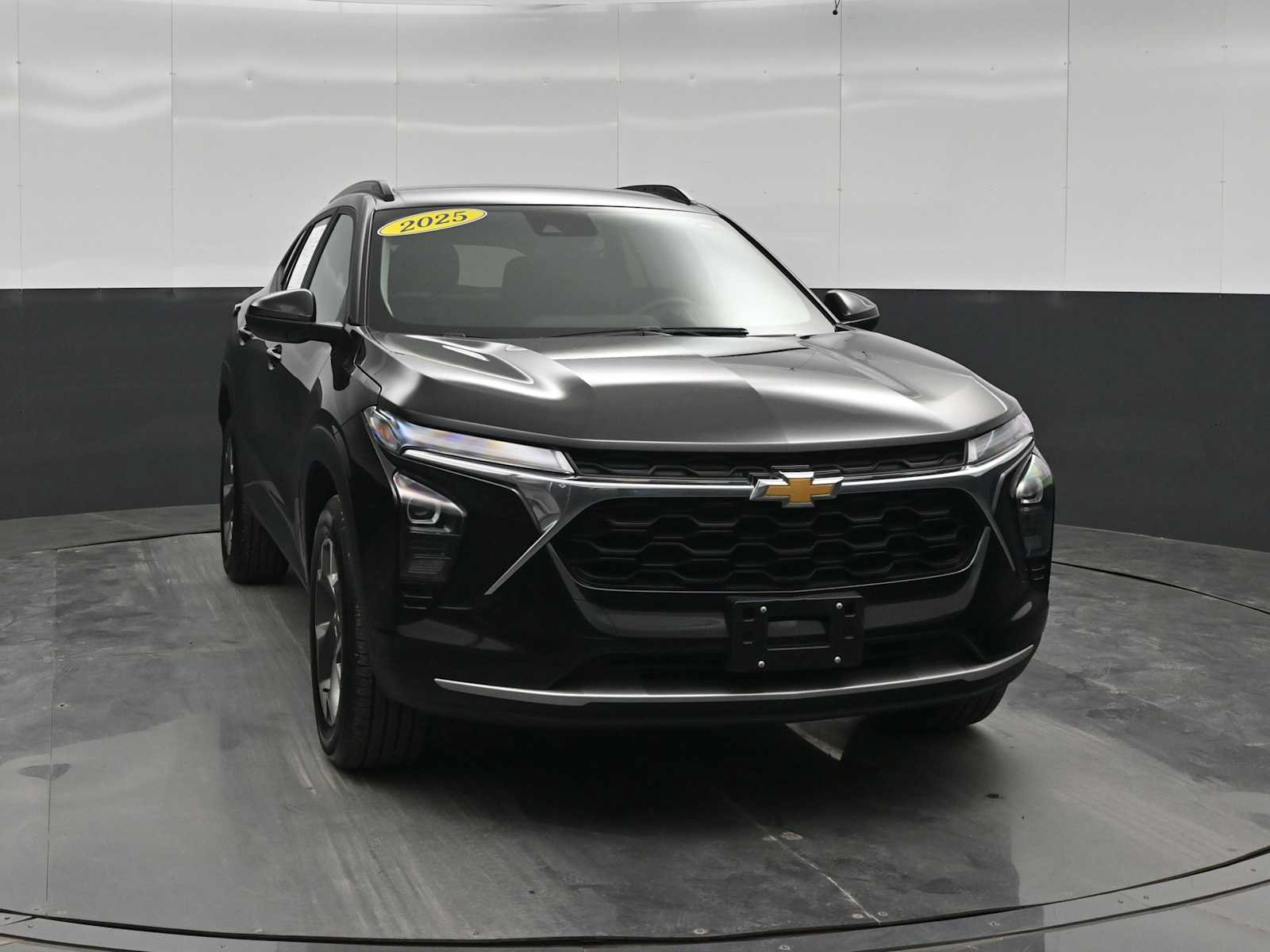 Used 2025 Chevrolet Trax LT FWD image 2