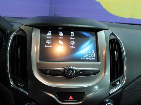 Used 2017 Chevrolet Cruze LT image 17