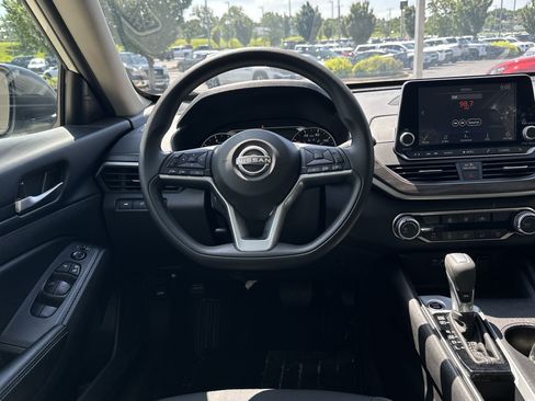 Used 2025 Nissan Altima 2.5 SV FWD image 16