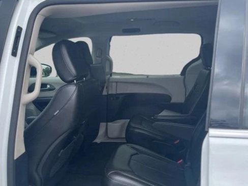 Used 2024 Chrysler Pacifica Touring-L FWD image 11