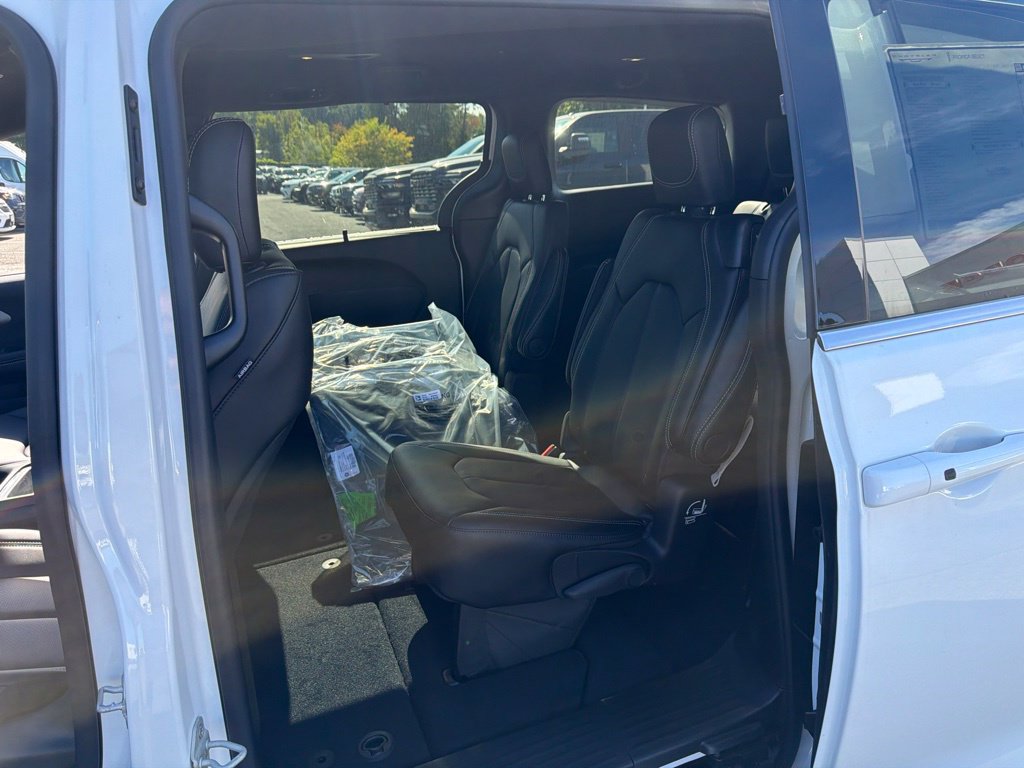 New 2027 Chrysler Pacifica Select FWD image 17