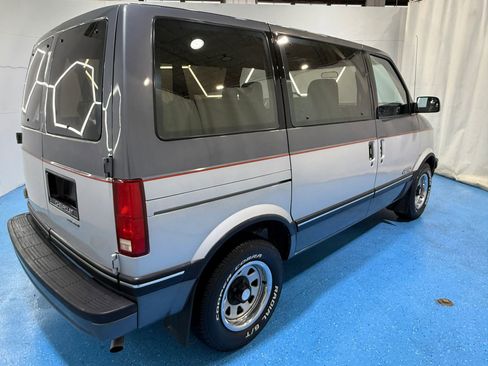 Used 1990 Chevrolet Astro LT image 9