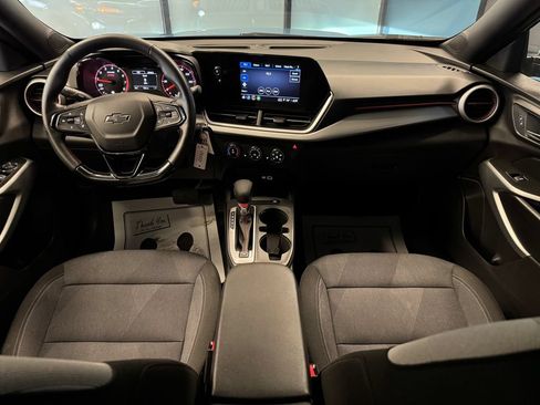 Used 2025 Chevrolet Trax RS FWD image 9