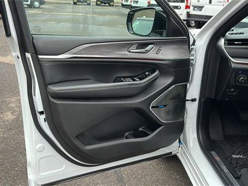 Used 2023 Jeep Grand Cherokee Overland image 8