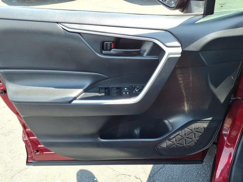 Used 2019 Toyota RAV4 LE FWD image 7